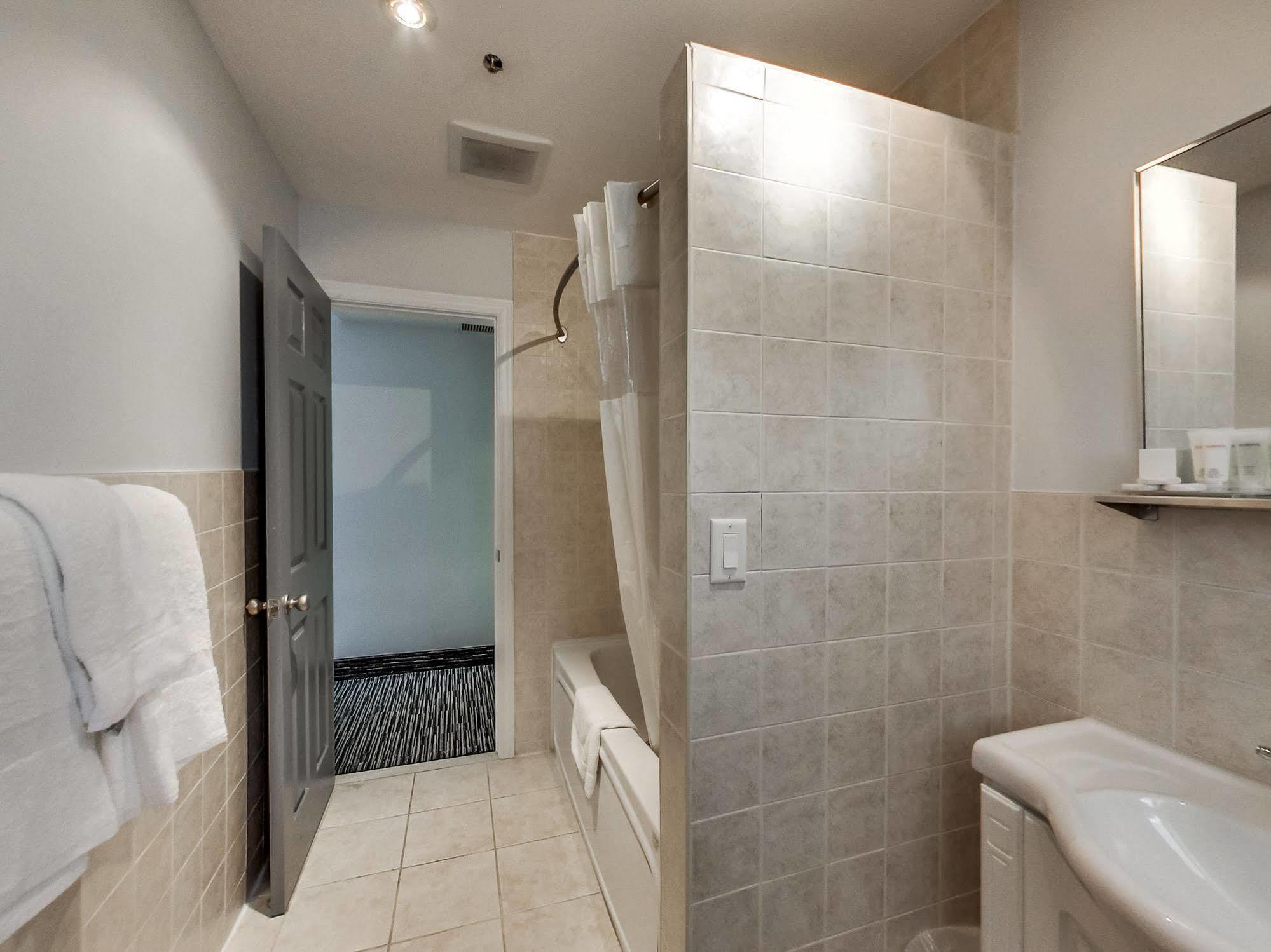 Isabella Hotel & Suites トロント エクステリア 写真